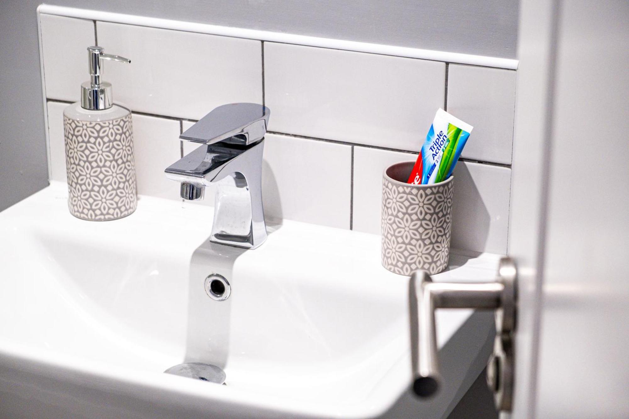 City Centre Emerald Escape - Sleeps-6, 2Beds & 2Baths , Netflix , Free Internet Birmingham Eksteriør billede